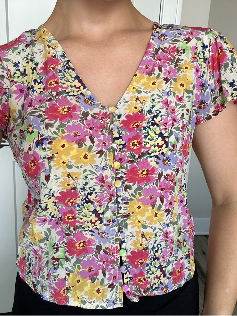 Women’s GAP Floral Flouncy Short-Sleeve V-Neck Blouse – Colorful Button-Down Top